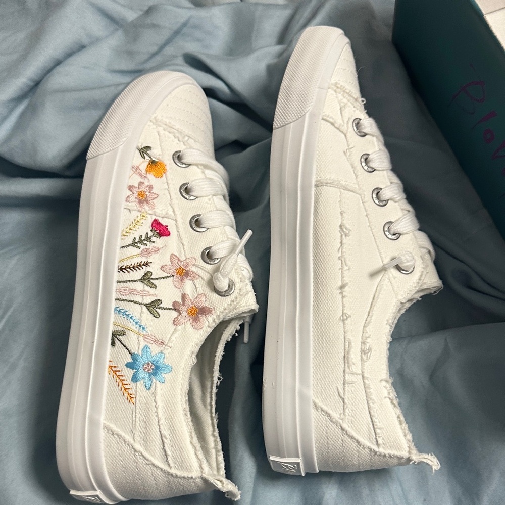 Blowfish White Canvas Low-Top Sneakers with Embroidered Florals - Picture 4 of 6